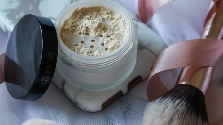 How to Apply Loose Powder Without Cakiness
