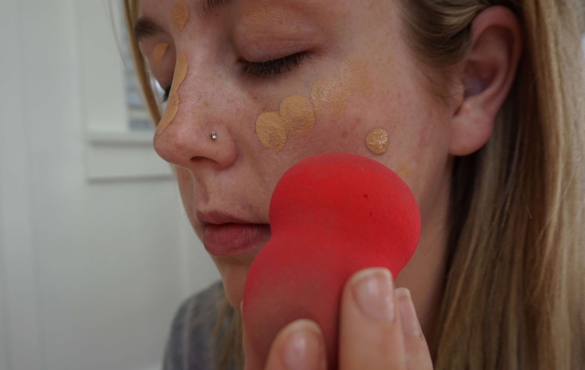 makeup sponge application